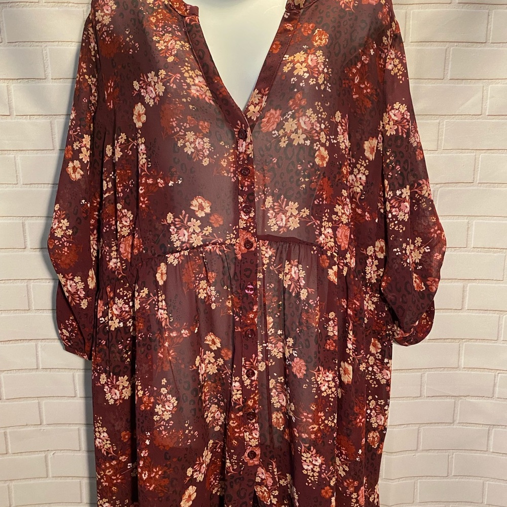 NWT Torrid burgundy floral hi-lo top, size 3X.
